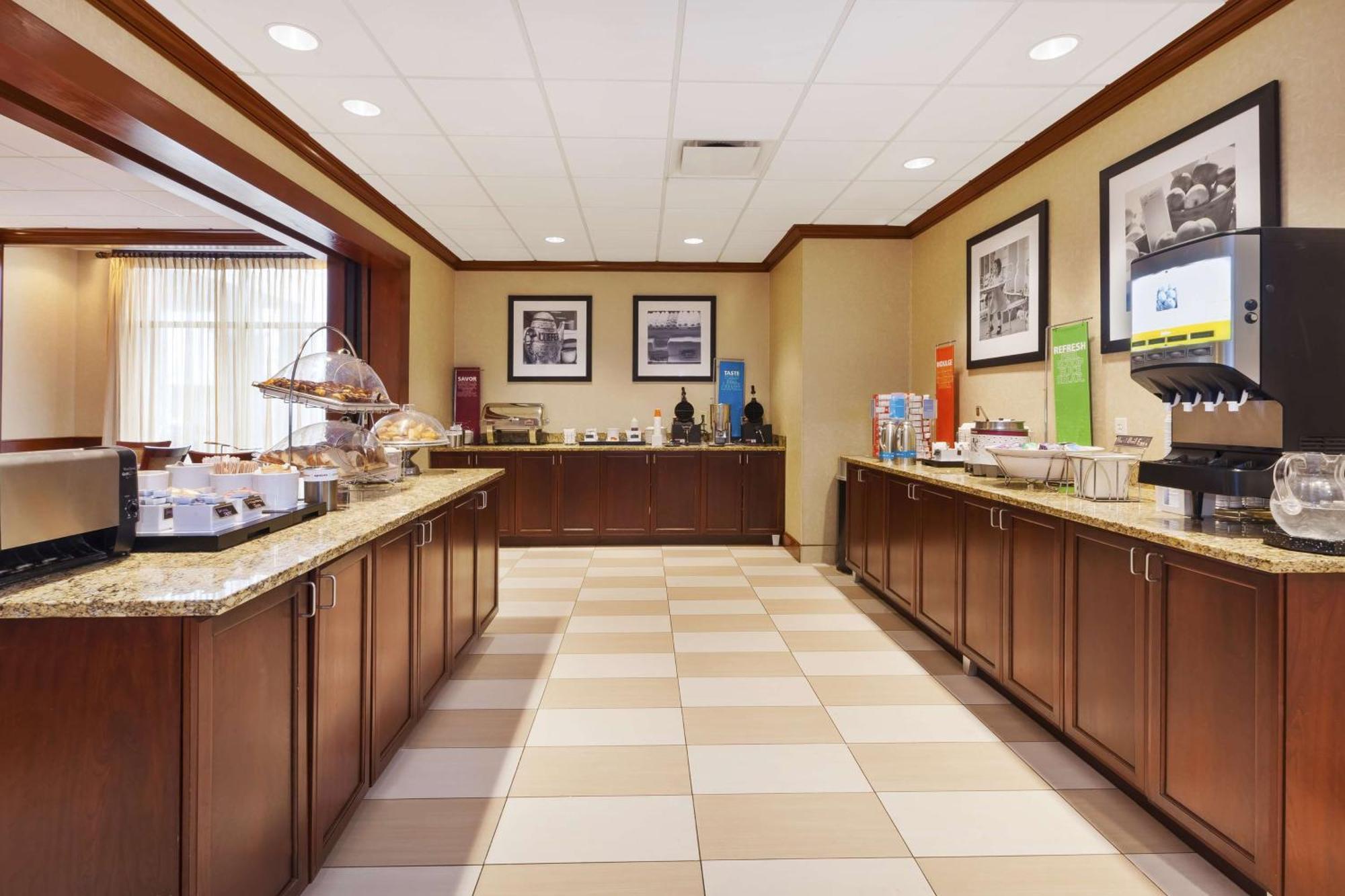 Hampton Inn Detroit/Саутгейт Экстерьер фото