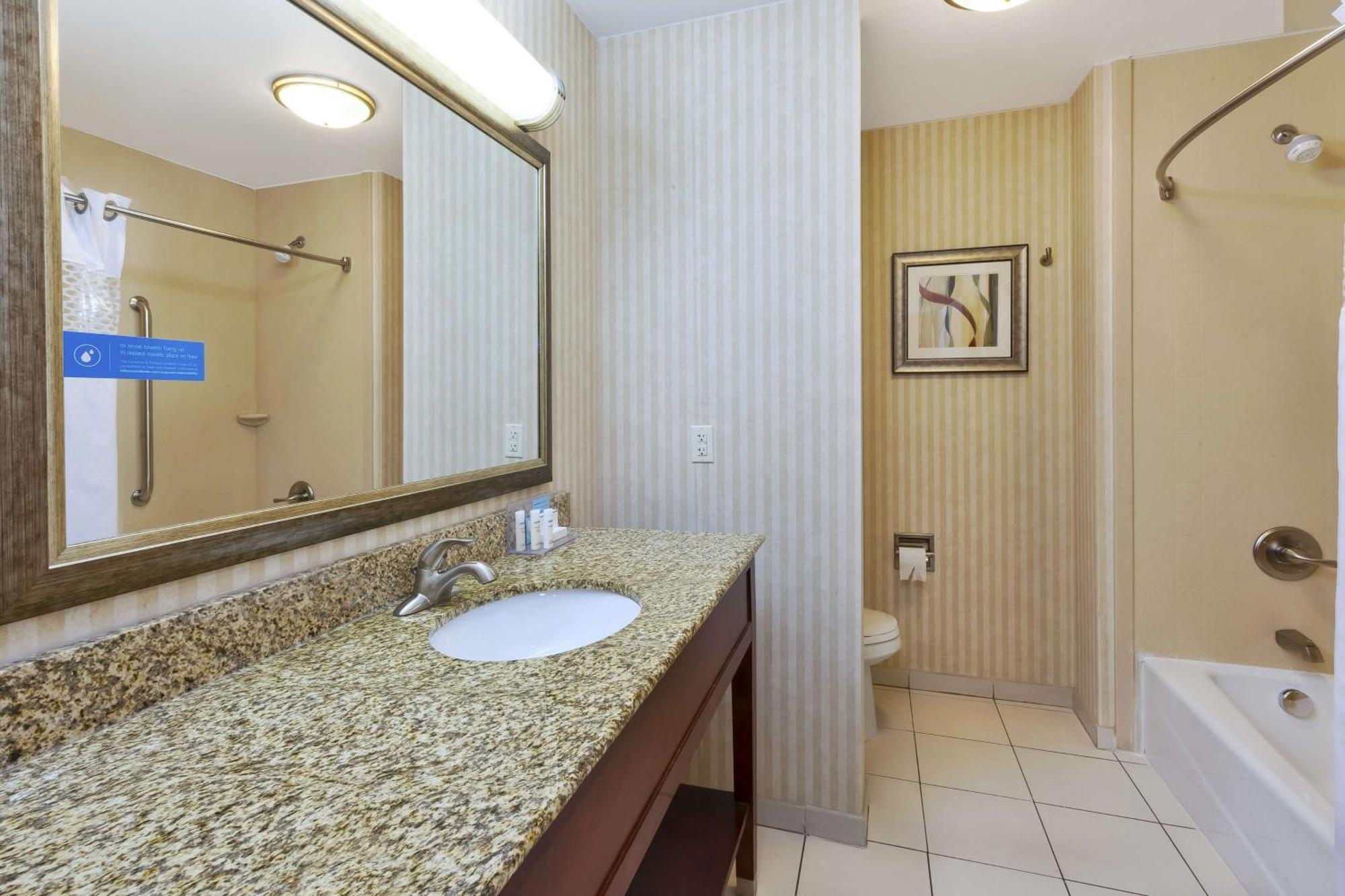 Hampton Inn Detroit/Саутгейт Экстерьер фото
